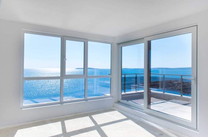 Vue panoramique depuis le balcon dun appartement moderne, surplombant la mer Méditerranée et le littoral de Toulon.